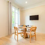 Tastefully Decorated Air-Conditioned Apartment - Paris 17